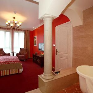 Deluxe King Suite